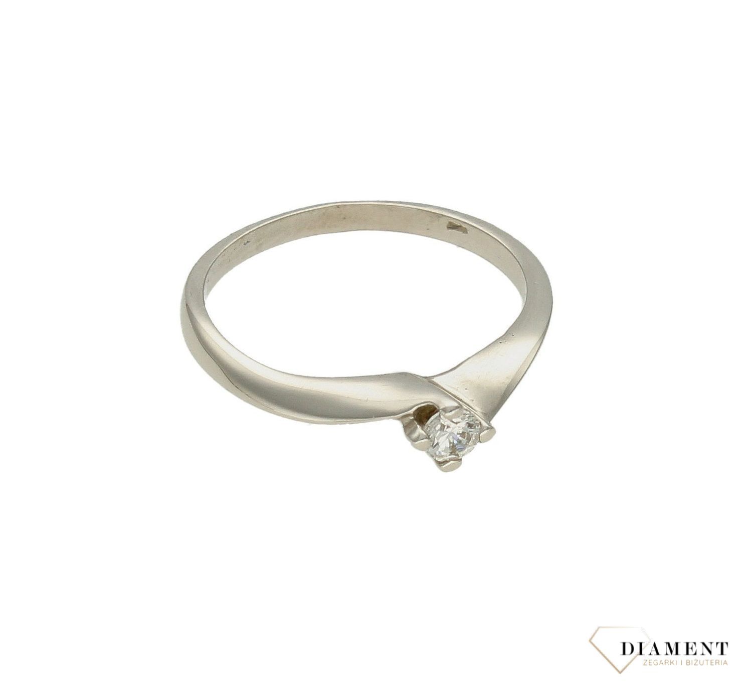 Złoty pierścionek zaręczynowy białe złoto  Zakochany w Tobie 333 PI 1958. Prezent podkreśli piękno wyjątkowych momentów zaręczyn.jpg